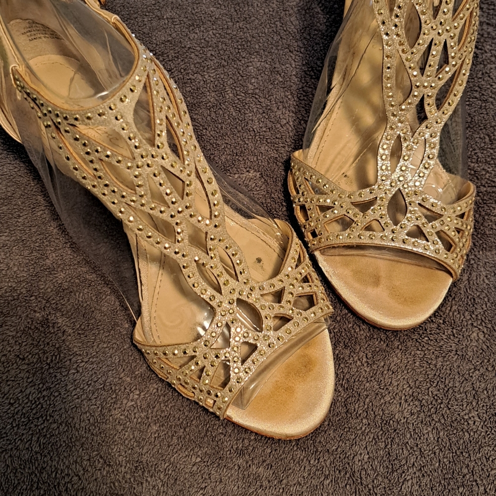 Vince Camuto Imagine Jalen Wedge Sandal Gold Size 5..worn once